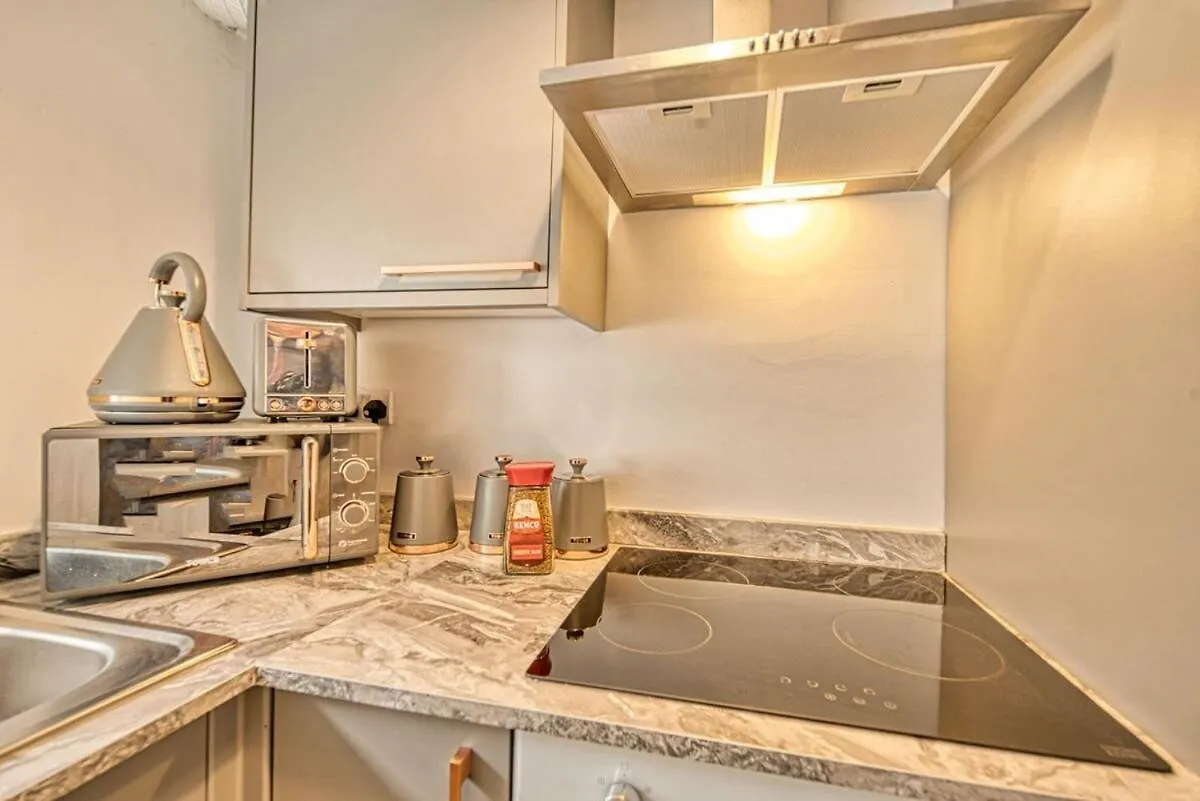 Luxury Modern Stays Marston Green 0*,