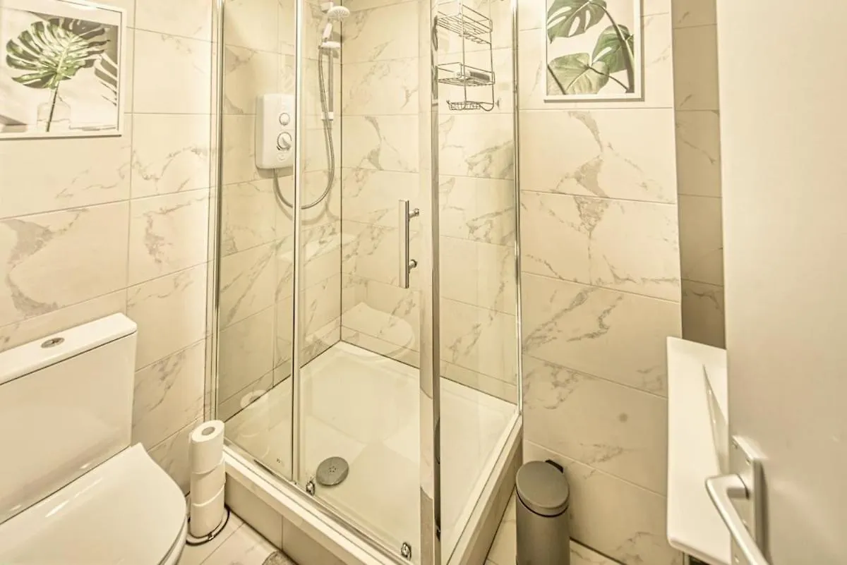 Luxury Modern Stays Marston Green Apartment