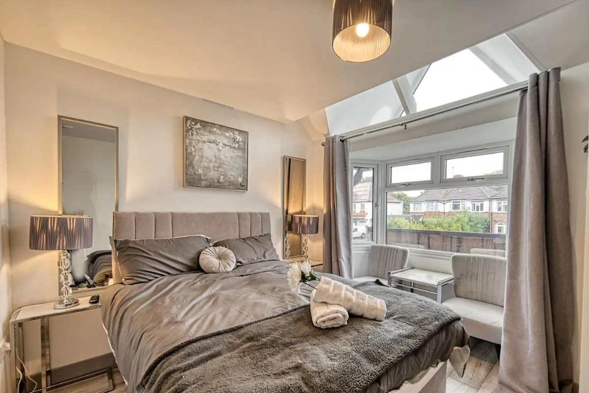 Luxury Modern Stays Marston Green Apartment