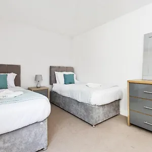 Apartment Opp B'ham - Freshly Refurbished Walls And Carpets! Big Savings Booking 7 Days Or More!, Marston Green